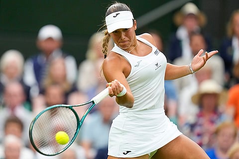 Jessica Bouzas Maneiro return the ball to Marketa Vondrousova